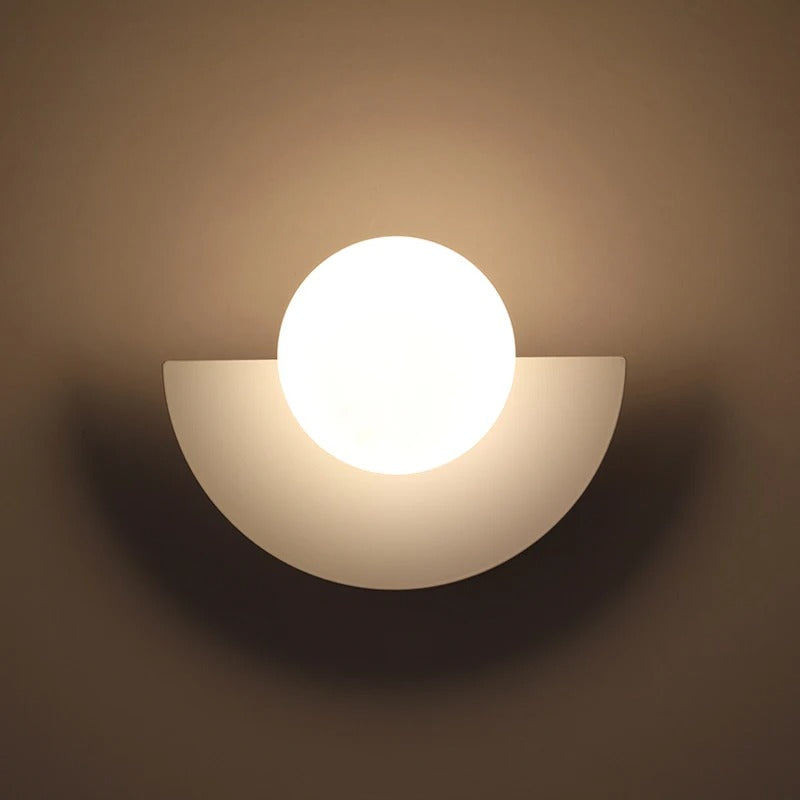 Applique LED Demi-Cercle Métal et Globe Opalin
