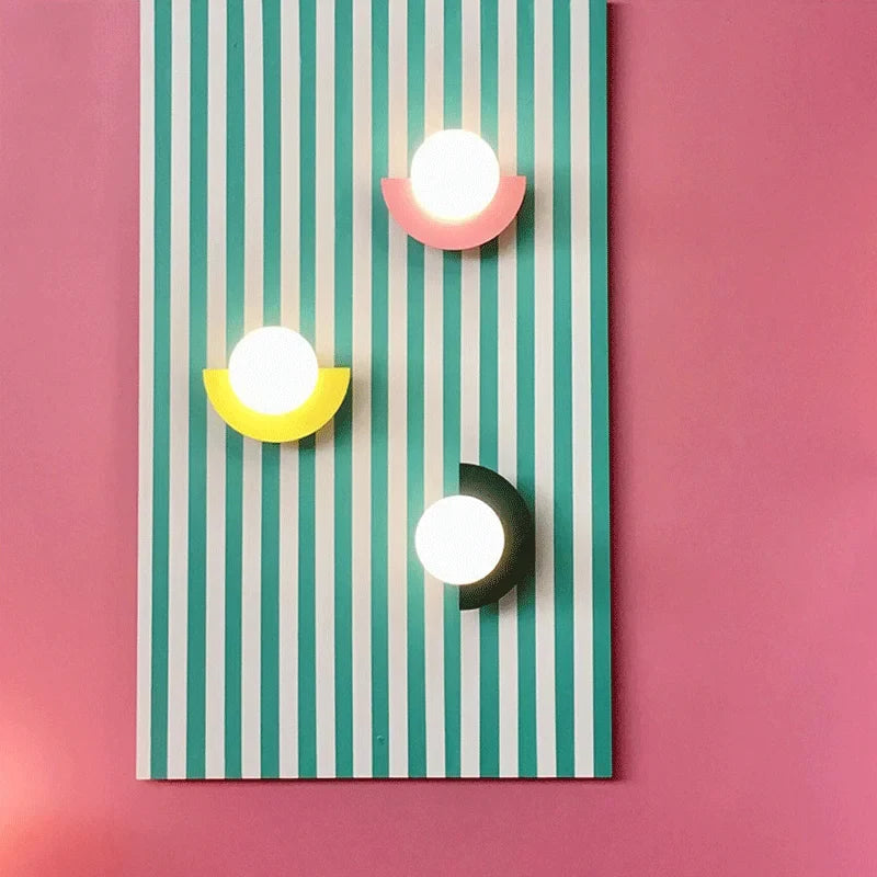 Applique LED Demi-Cercle Métal et Globe Opalin
