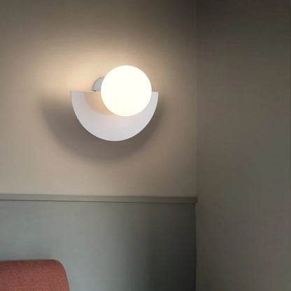 Applique LED Demi-Cercle Métal et Globe Opalin