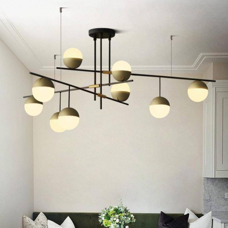Lustre design avec branches et boules en verre et métal doré